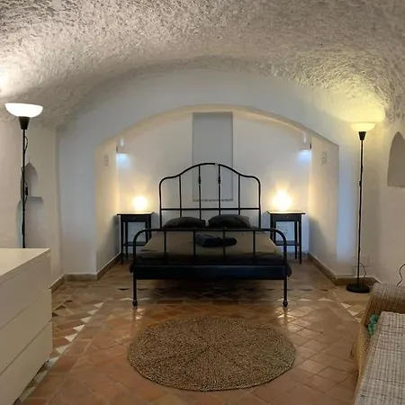 Authentic Cave In Old City Centre דירה *